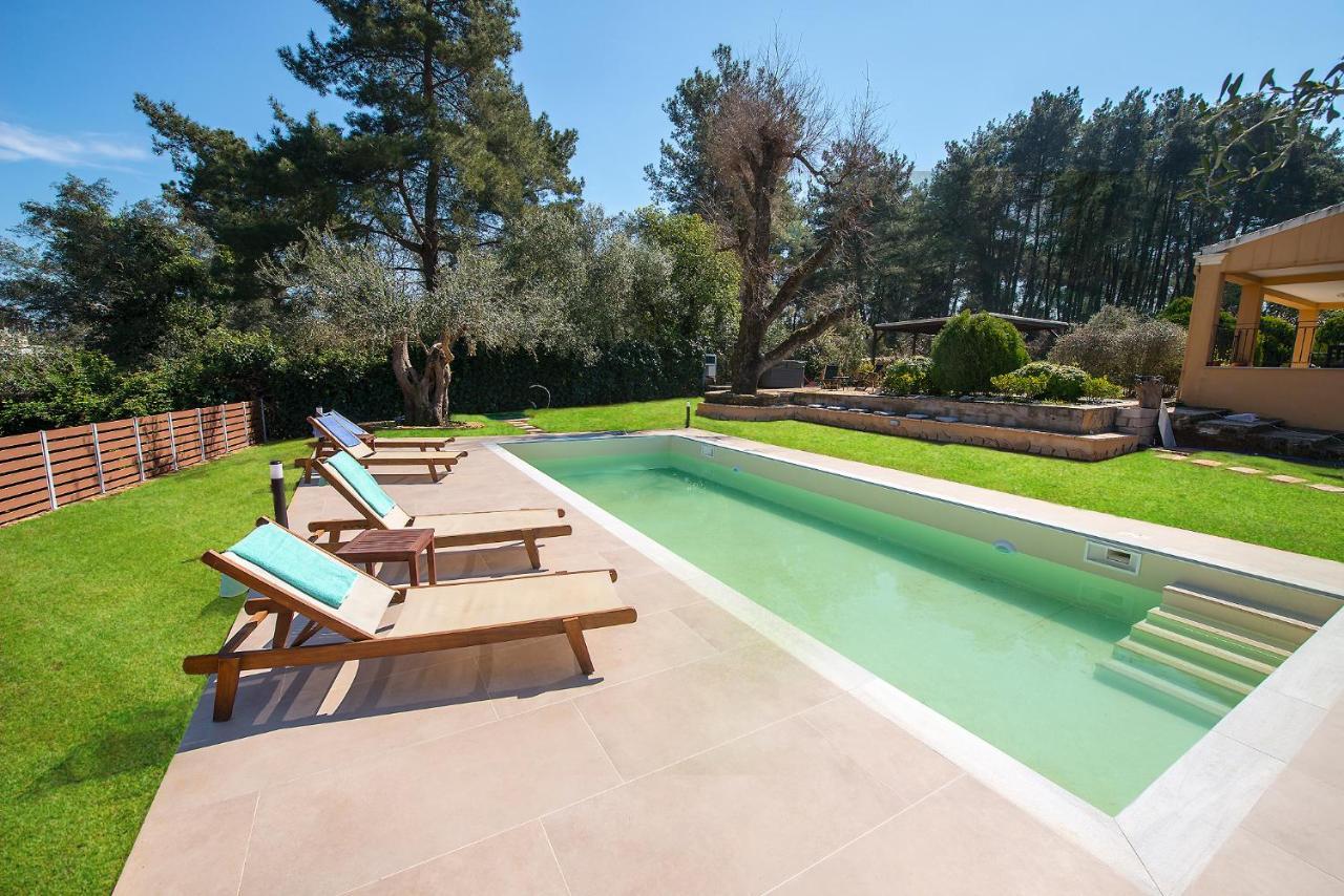 Spyrelia Villa With Private Pool & Outdoor Hot Tub 다시아 외부 사진